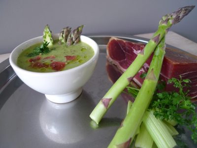 velouté d'asperges au cerfeuil