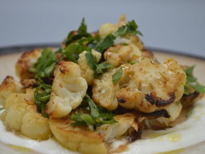 chou-fleur grillé sur sa crème de fêta