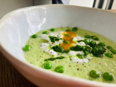 oeuf poché, crème de petit-pois et ail des ours