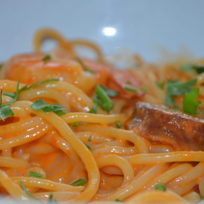 spaghetti chorizo scampi, sauce aux poivrons spaghetti chorizo scampi, sauce aux poivrons